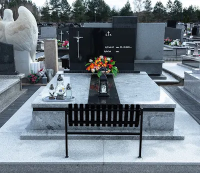 Kamieniarstwo, Pomniki granitowe - D i M Hewa. Mirosław Hewa